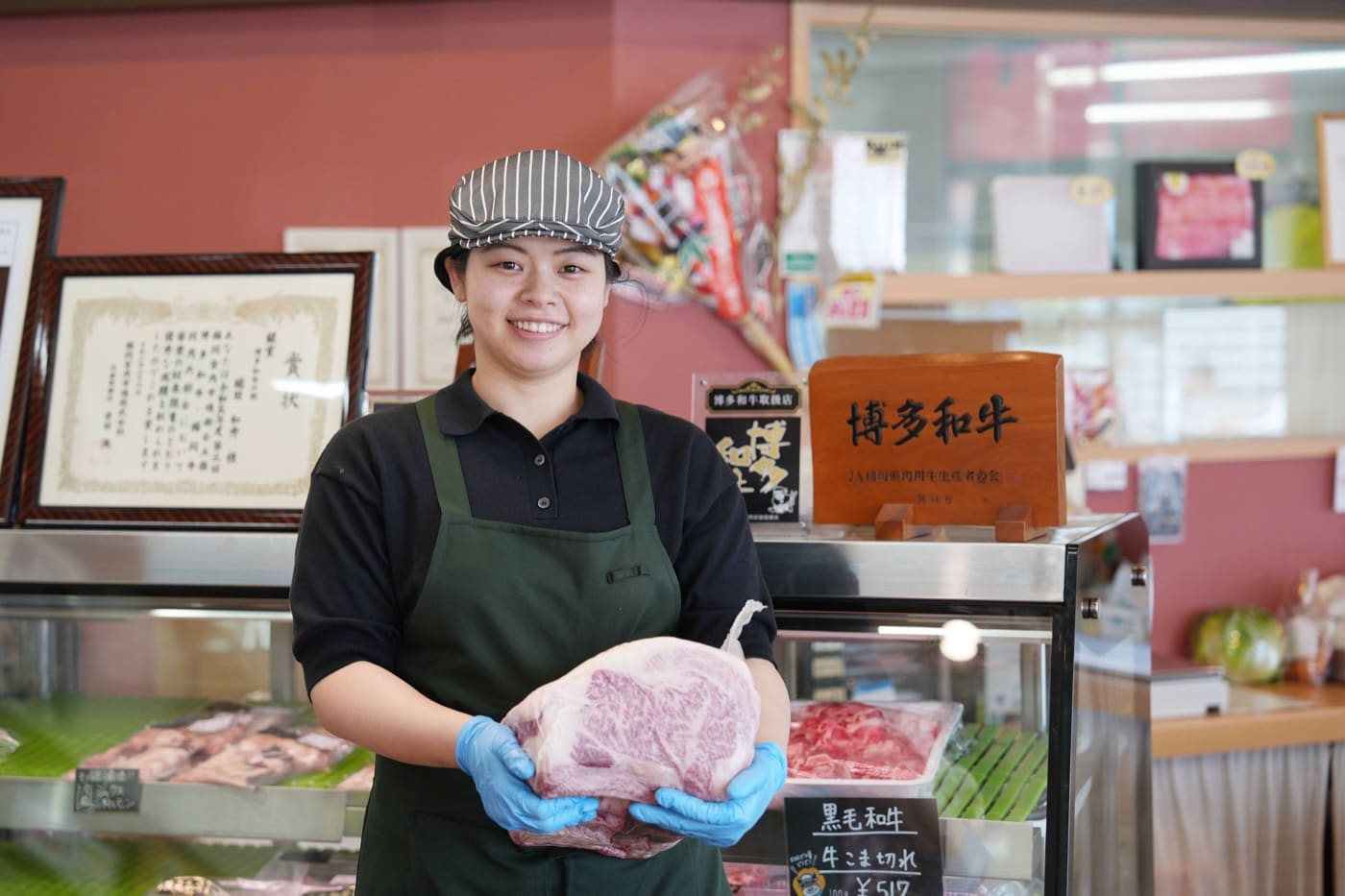 博多和牛を手にする堀田麻未さま